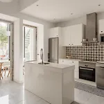 Stylish 2-bedroom With Terrace In Alcântara Lisboa