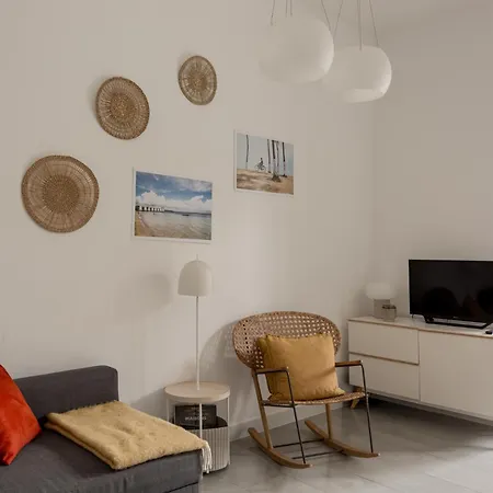 Stylish 2-bedroom With Terrace In Alcântara