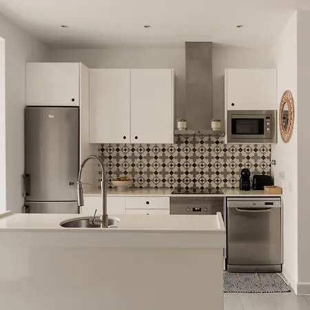 Stylish 2-bedroom With Terrace In Alcantara リスボン