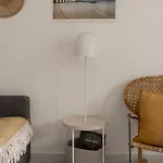 Stylish 2-bedroom With Terrace In Alcantara شقة *