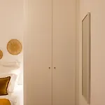 Апартаменты Stylish 2-bedroom With Terrace In Alcantara Лиссабон