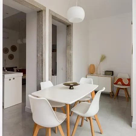 Stylish 2-bedroom With Terrace In Alcantara