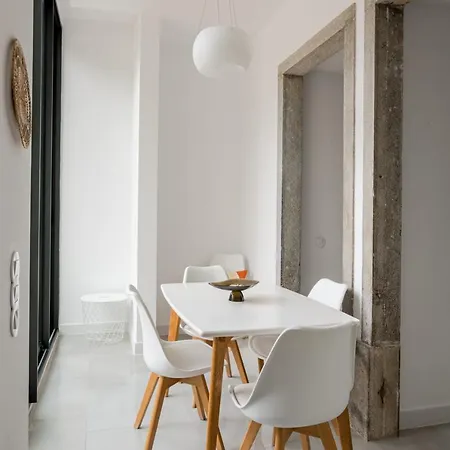 Stylish 2-bedroom With Terrace In Alcantara