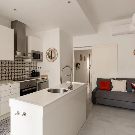 Stylish 2-bedroom With Terrace In Alcantara